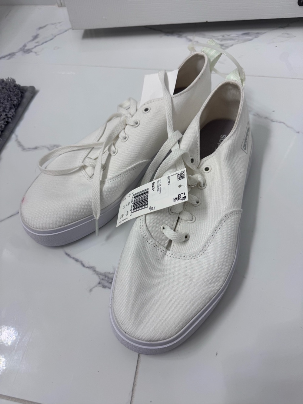 Women’s White Canvas Broma Skateboard Shoes!
